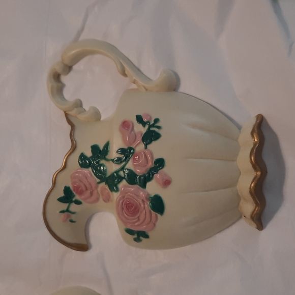 Vintage wall decor cream vase with pink rose and gold trim - Picture 2 of 4